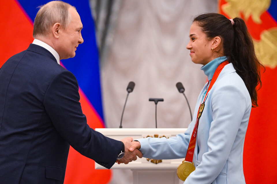 Veronika Stepanova, OS-guldmedaljör i längdskidor, på en mottagning i Kreml med Rysslands president Vladimir Putin i april 2022. Arkivbild.