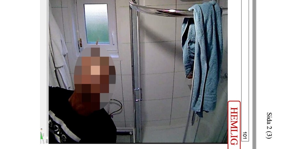 Här installerar stallägaren spionkamera – i duschen