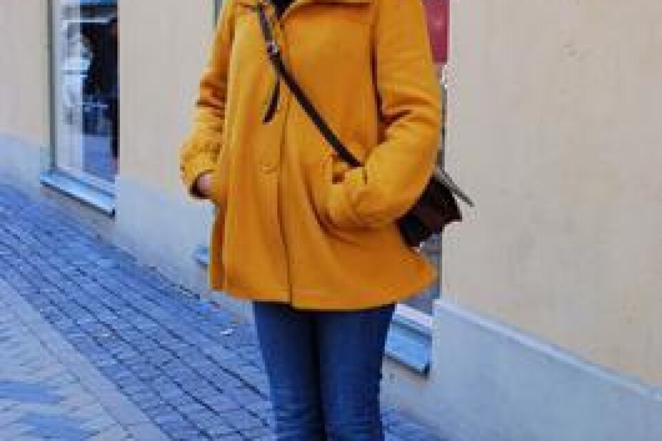 Malin Arnesson 19år, Kristianstad Berätta om dina kläder! – Kappan är från H&M, byxorna från Acne, solglasögonen är köpta på www.asos.com och väskan är en Bally, som jag har ärvt. Klänning eller kjol? – Klänning