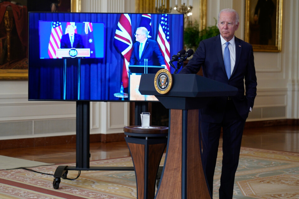 USA:s president Joe Biden, Australiens premiärminister Scott Morrison på skärm i mitten och Storbritanniens premiärminister Boris Johnson till vänster, håller en gemensam presskonferens om bildandet av en ny säkerhetspakt.