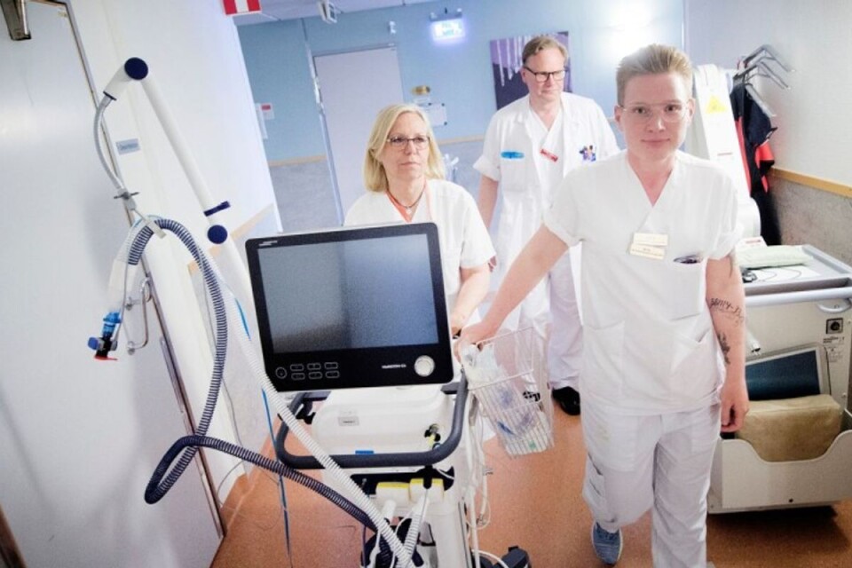 Lisa Arvidsson (sjuksköterska), Carina Johansen (undersköterska) och Gustav Apelqvist (överläkare) flyttar en av många respiratorer.