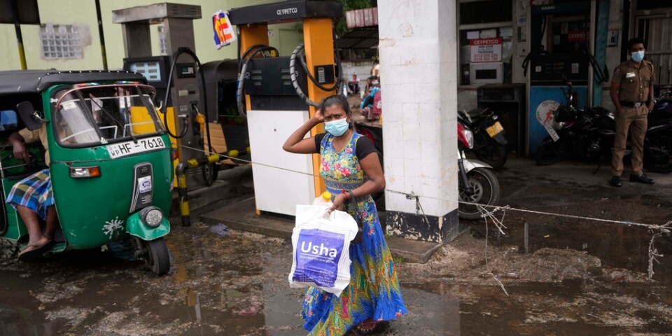 En kvinna lämnar tomhänt en bensinstation i Colombo, Sri Lanka, efter att ha försökt köpa fotogen för matlagning.