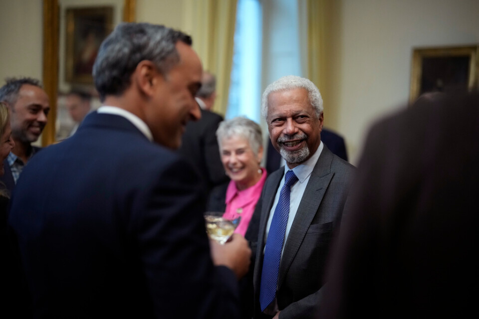 Abdulrazak Gurnah tog emot sitt Nobelpris under måndagen på det svenska residenset i London.