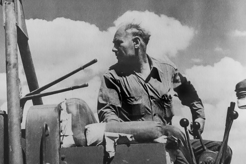 John Aronsson kör en bulldozer , augusti 1944