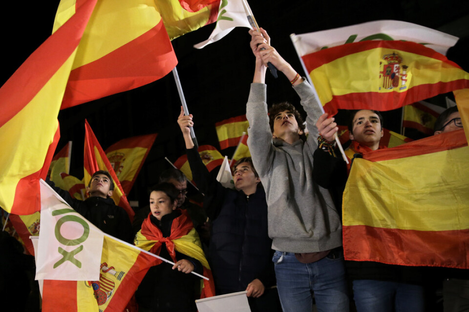 Segerrusiga Vox-anhängare i Madrid firar valframgången. Det högerradikala partiet är nu Spaniens tredje största.