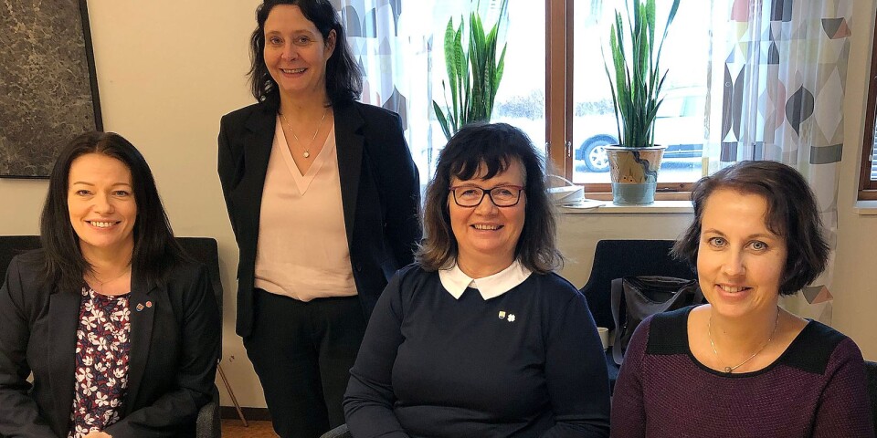 Glada miner när bokslutet för Mörbylånga kommun för 2018 presenterades. Fr v kommunalrådet Matilda Wärenfalk (S), kommundirektör Ann Willsund, kommunalrådet Anna-Kajsa Arnesson (C) och ekonomichefen Åsa Bejvall.