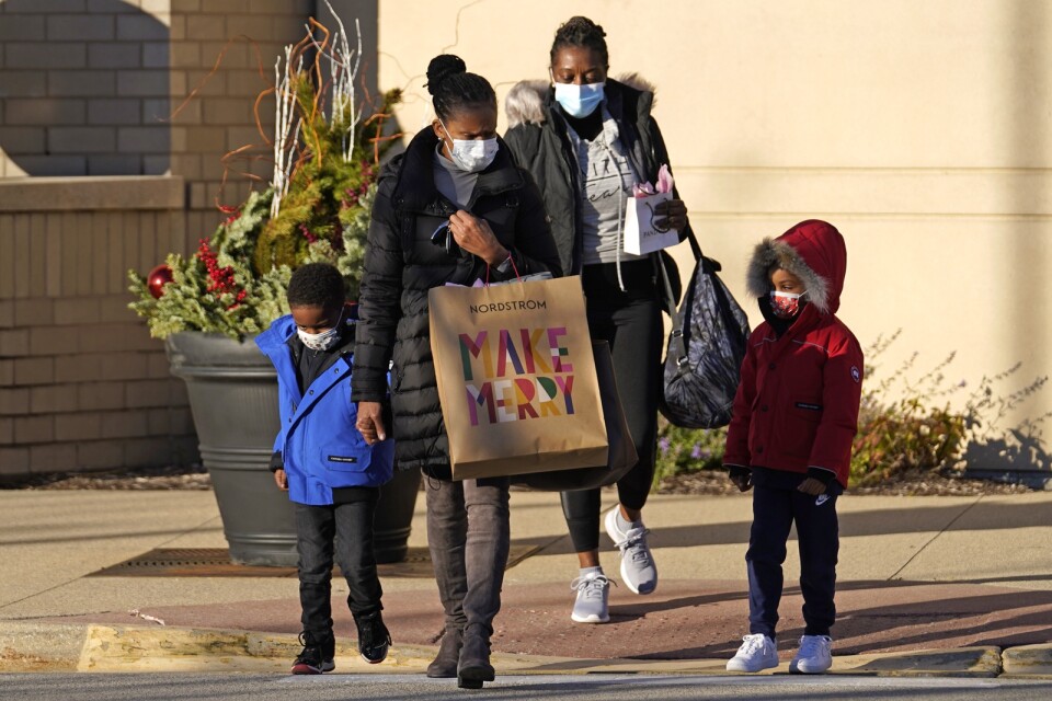 Att shoppa i munskydd har blivit vardag för amerikaner det senaste året. BIlden är tagen vid Old Orchard Shopping Center i Skokie i Illinois i vintras.