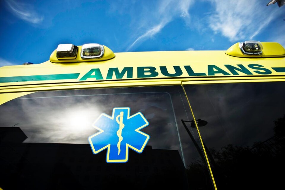 Fyra personer, två vuxna och två barn, fick föras till sjukhus i ambulans efter en singelolycka på E45 i närheten av Torsby i Värmland. Det var när ett av barnen började må illa och ville kräkas som olyckan inträffade. Föraren skulle snabbt svänga av vä