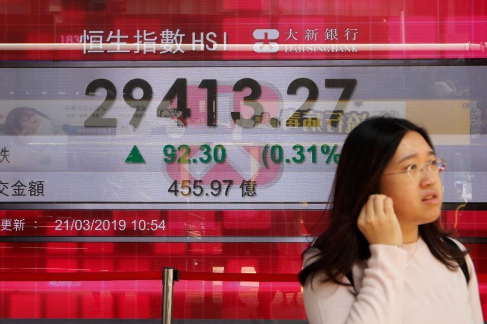 Det gick åt olika håll på ledande Asienbörser under veckans sista handelsdag. Tokyobörsens Nikke 225-index steg 0,1 procent, medan det bredare Topix-index gick upp 0,2 procent. Läkemedels- och finansaktier pressade nedåt, medan teknikaktier drog uppåt.