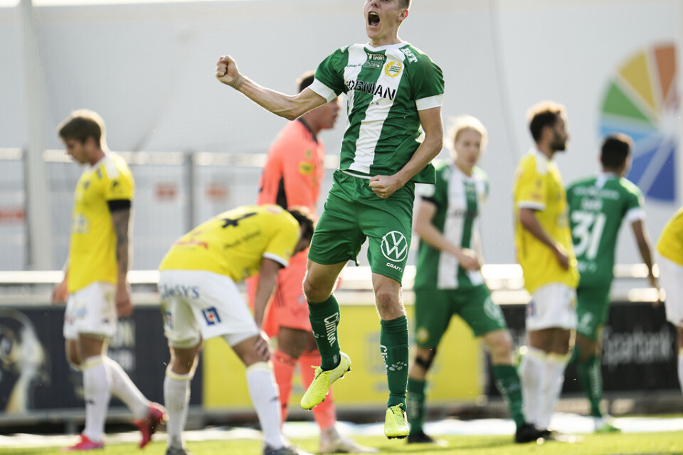 Hammarbys Aron Johansson jublar efter 2–1-målet för Hammarby mot Falkenberg.