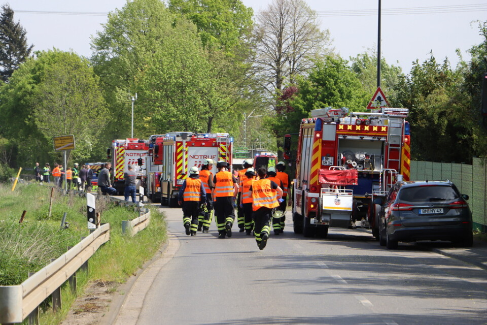 Räddningspersonal på plats efter tågolyckan i tyska Hürth.