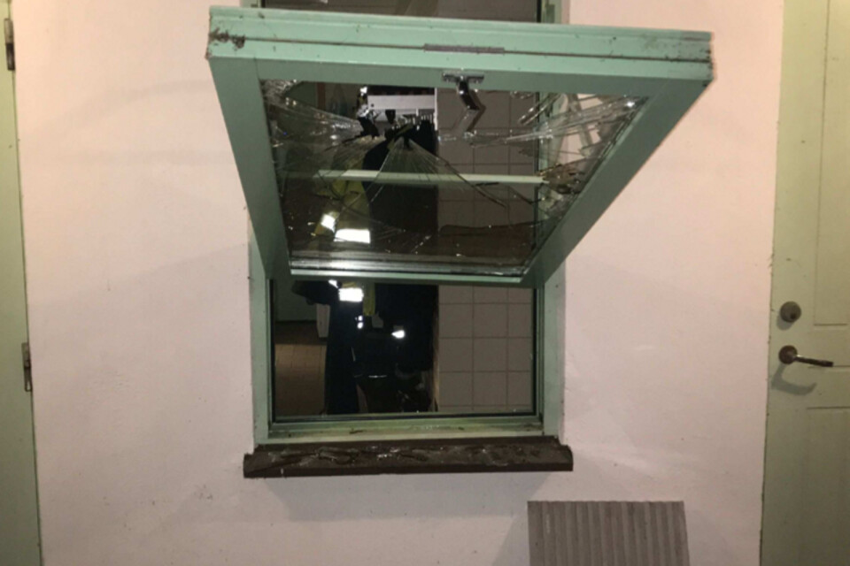Mannen krossade ett fönster i kyrkans byggnad vid kyrkogården i Bredåkra. Nu åtalas han för inbrottet.