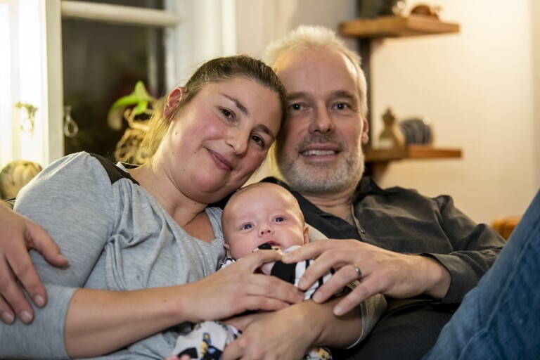 Nina, 43, och Patric, 52, om att få barn sent i livet: "Trodde nog att det var kört"