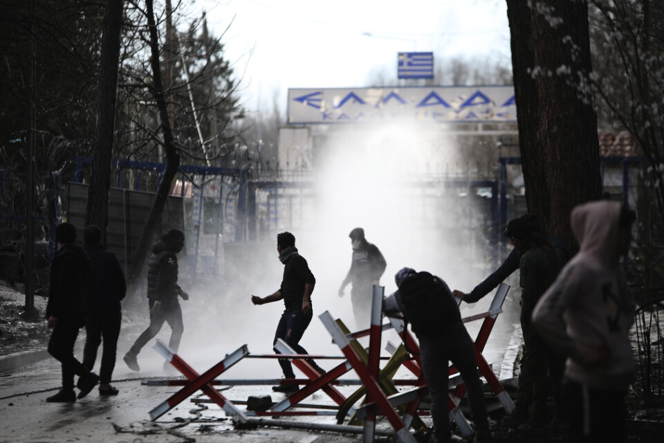 Grekiska säkerhetsstyrkor använder tårgas mot stenkastande migranter vid den turk-grekiska gränsen. Arkivbild.