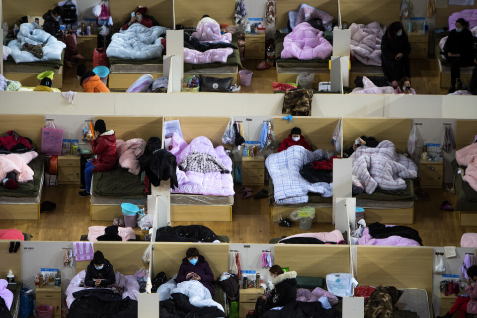 Coronapatienter på ett tillfälligt sjukhus som har satts upp i en sporthall i Wuhan i Hubeiprovinsen, Kina.