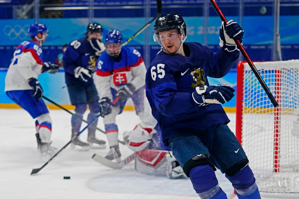 Finlands Sakari Manninen firar ett av sina tre mål i 6–2-segern mot Slovakien i OS-premiären.