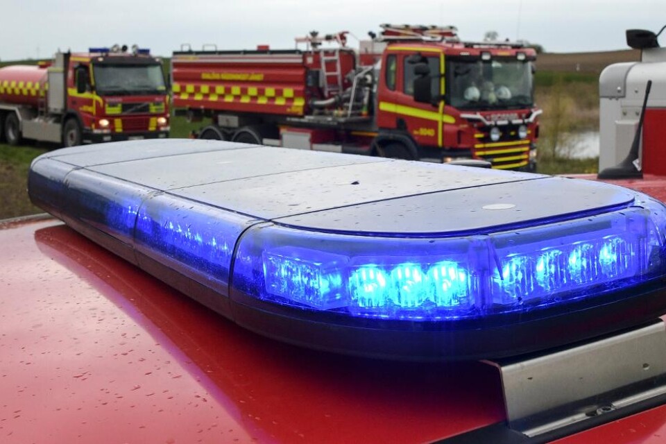 Två personer har fått rökskador efter en lägenhetsbrand i Växjö, enligt polisen. Det var en fullt utvecklad brand, skriver Smålandsposten. Tre lägenheter har utrymts under räddningsinsatsen. Larmet om branden kom strax efter klockan 23, men den var slä