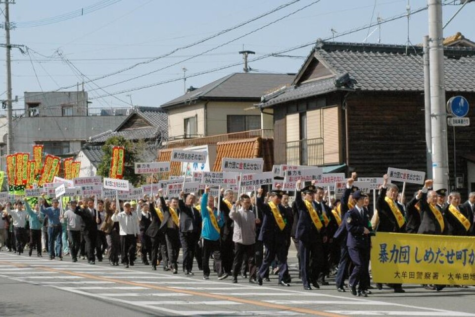 En utbrytargrupp till brottsyndikatet Yamaguchi, Japans mäktigaste Yakuzagrupp med 23 000 medlemmar, har fått besök av polisen. Yamaken-gumi som utbrytargruppen kallar sig anklagas för att utklädda till poliser lurat gamla på deras kontokortskoder och k