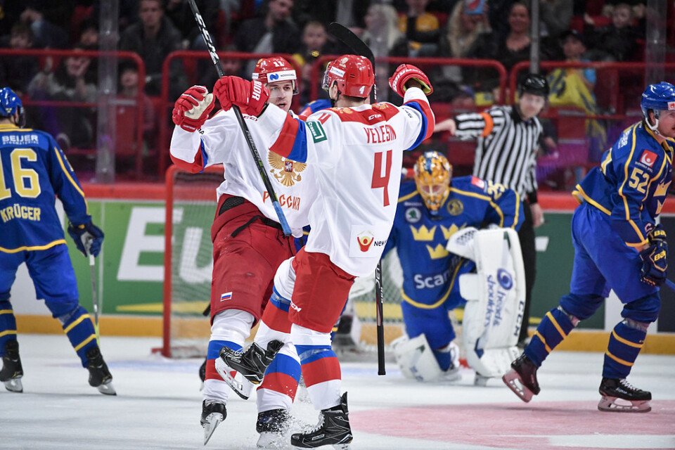 Ryssarna Jevgenij Malkin och Alexander Jelesin jublar över ett mål mot Sverige i Carlson Hockey Games.