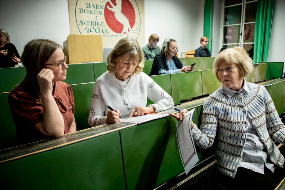 Forskningsledaren Malin Nauwerck tillsammans med Jane Nilsson och Karin Zetterberg tar sig an tre av Astrid Lindgrens nyligen återfunna stenogramblock.