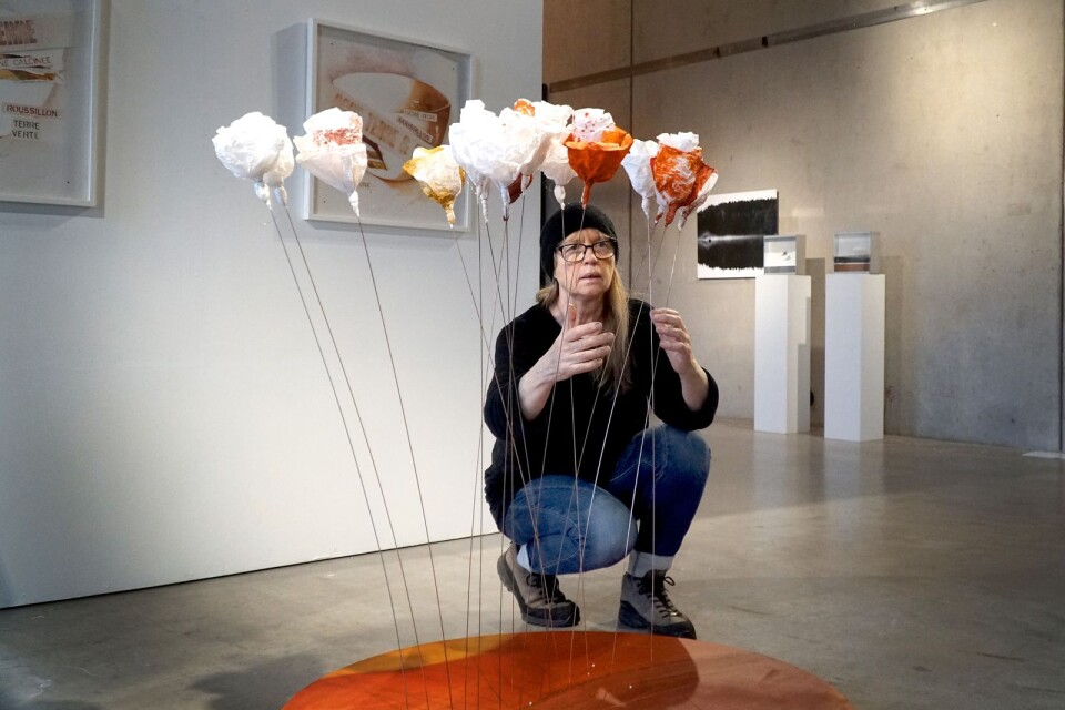 Annika Edberg från Uddebo har bland annat med en installation med blommor av rispapper.