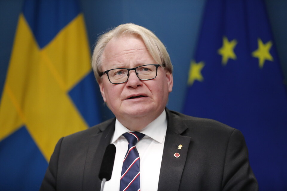 Försvarsminister Peter Hultqvist (S). Bilden togs vid en pressträff tillsammans med Ukrainas försvarsminister Oleksii Reznikov med anledning av Reznikovs besök i Sverige i december. Arkivbild.