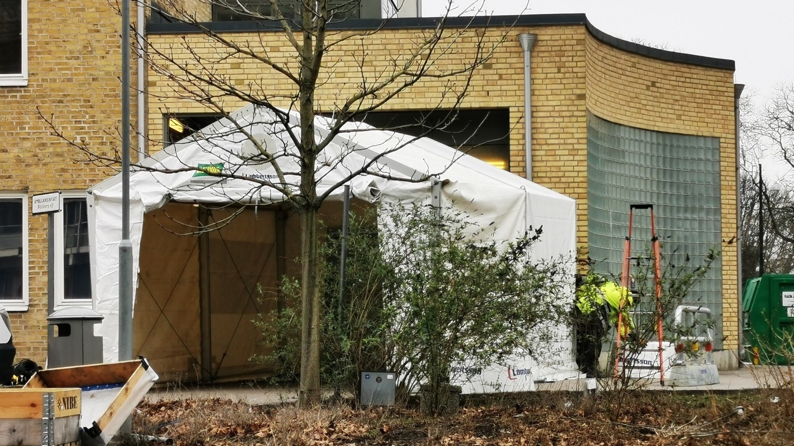 Tält sattes upp utanför kvinnoklinikens akutintag på onsdagsförmiddagen. 
Foto: Karsten Petersen