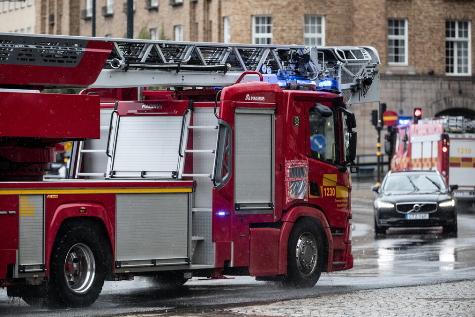 Tre personer har förts till sjukhus i samband med en lägenhetsbrand på Gärdet i Stockholm. Arkivbild.