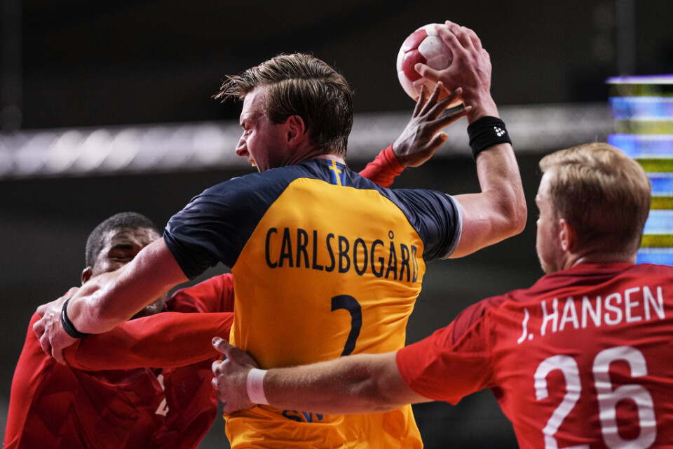 Sveriges Jonathan Carlsbogård bryter sig igenom Danmarks försvar.