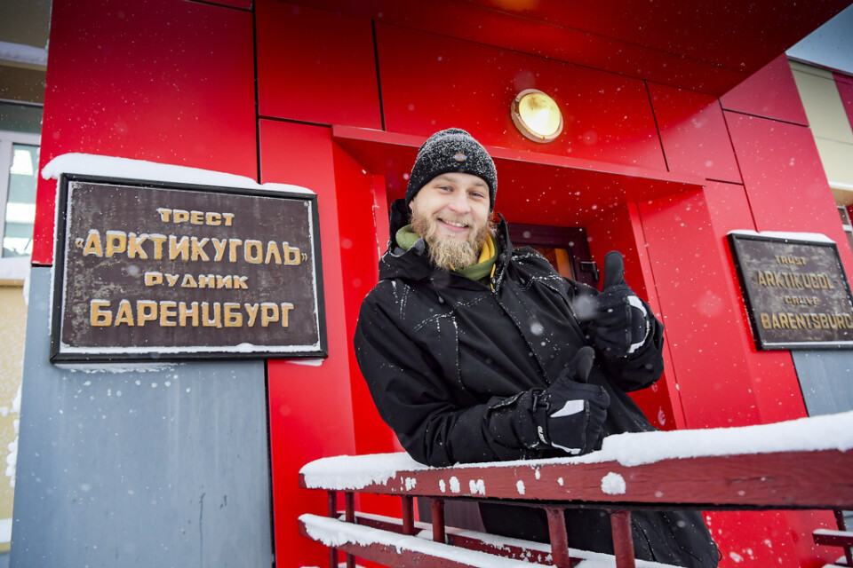 Ivan Velichenko bor och jobbar med turism i det ryska gruvsamhället Barentsburg. Här står han framför Arktikugols gruvkontor.
