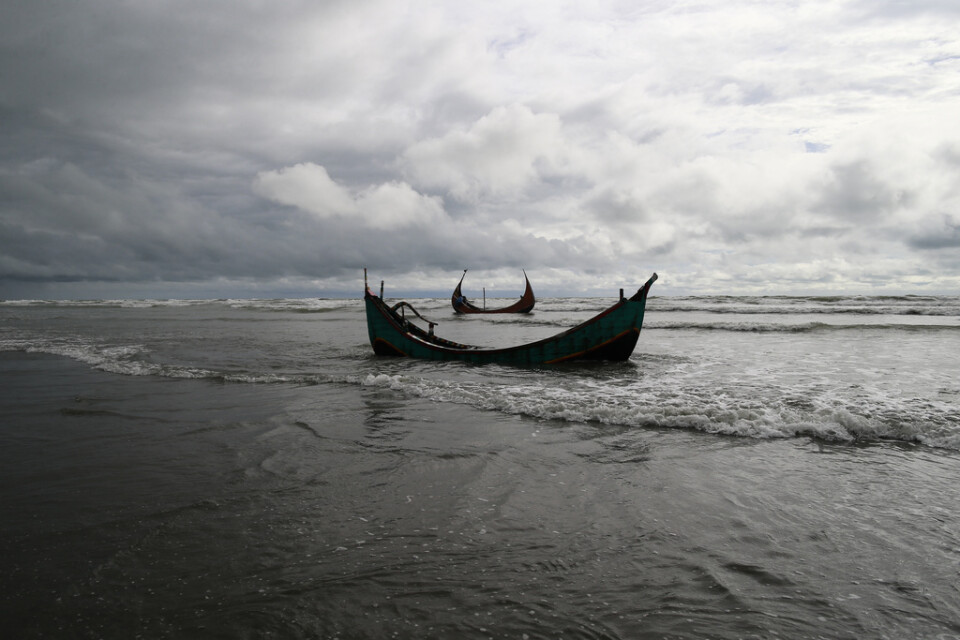 Flera rohingyer försöker fly med båt till Malaysia från de överfulla flyktingtinglägren i Bangladesh. Arkivbild.