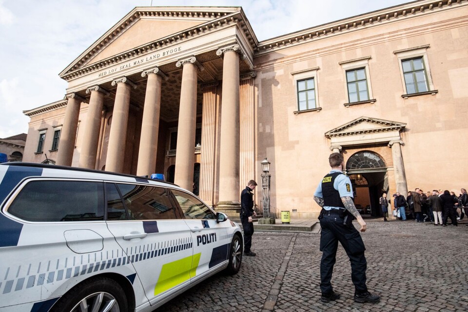 Polis utanför Retssal 60 på Köpenhamns byret då rättegången pågått mot den mordmisstänkte Peter Madsen.