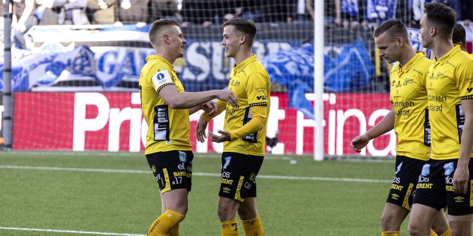 Arkivbild från Elfsborgs möte med IFK Göteborg. Per Frick kramar om Jacob Ondrejka.