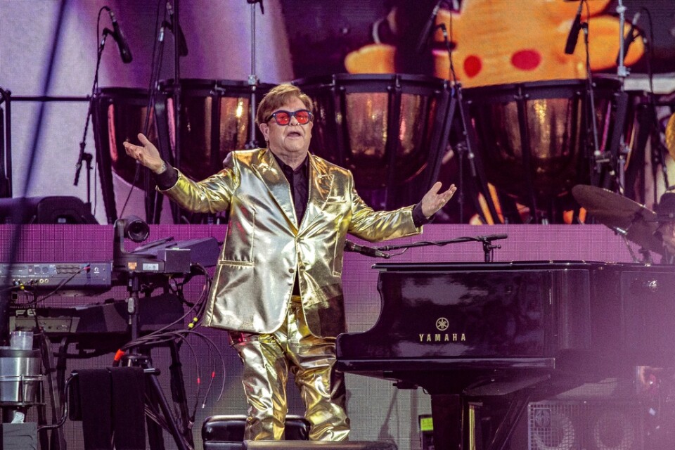 Elton John tar farväl av sina fans i England under sin konsert på Glastonbury den 25 juni.