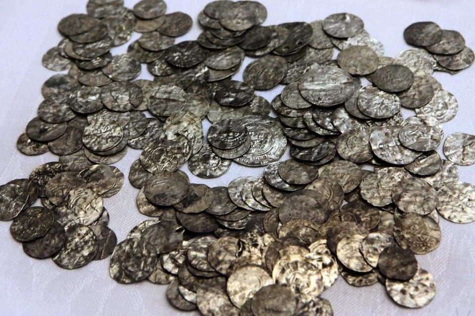 Gamla silvermynt har hittats på Gotland. Bilden från ett tidigare fynd, då mynt från 1000-talet. Arkivbild.
