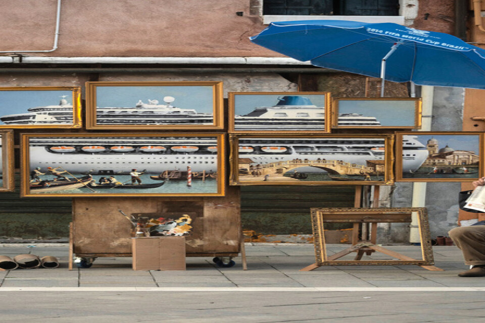 Konstnären Banksy ska ha ställt ut nio tavlor på en gata i Venedig.