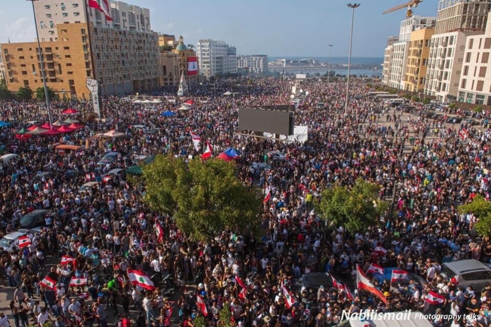 Tiotusentals människor hade samlats till lördagens demonstration i Beiruts huvudstad Beirut.