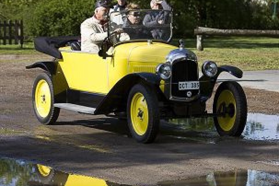 Thomas och Sara Gertsson kom i sin gula Citroën B2 från 1923. Enda kvarvarande exemplaret i världen. Foto: Jörgen Alström