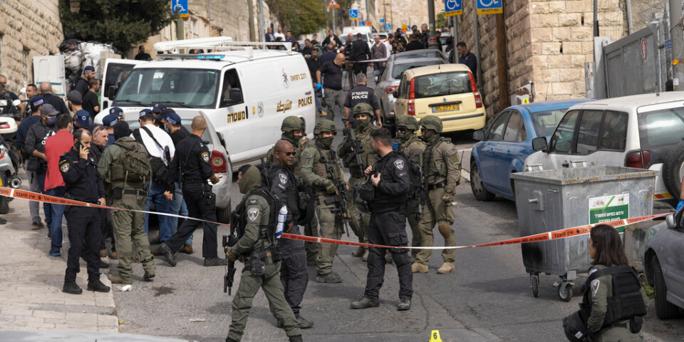 Israelisk polis säkrar området där en tonårig pojke öppnade eld i östra Jerusalem på lördagen.