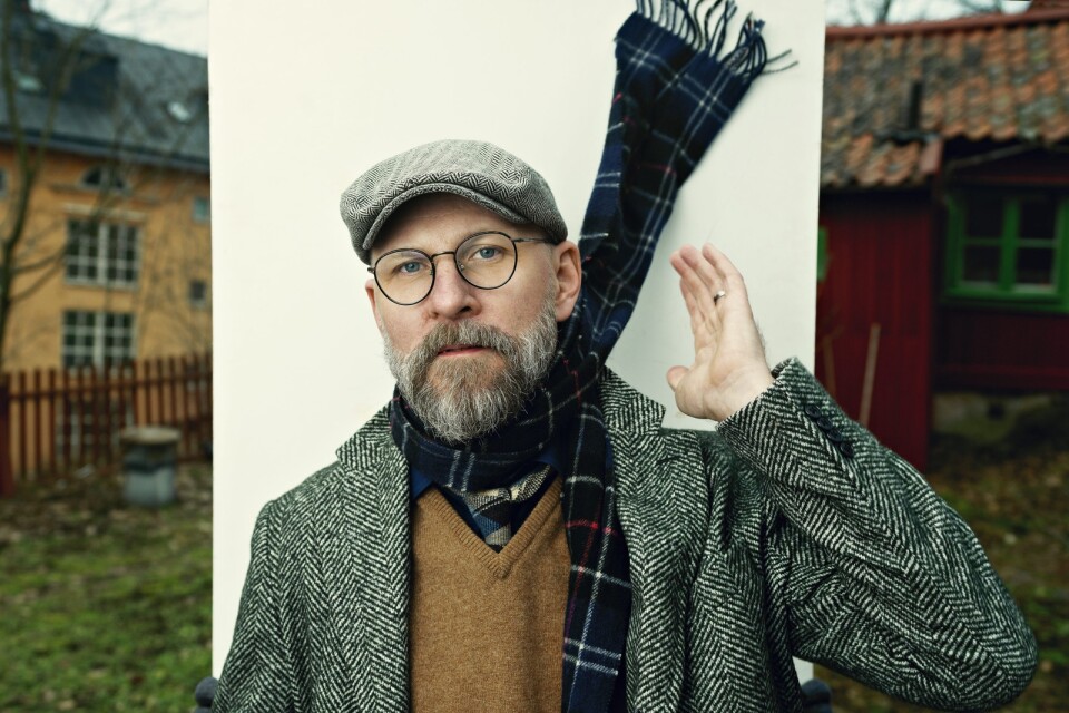 Kalle Lind, född 1975, är en kulturell mångsysslare som hörs i radio, är kulturskribent, driver podden Snedtänkt och bloggen En man med ett skägg.