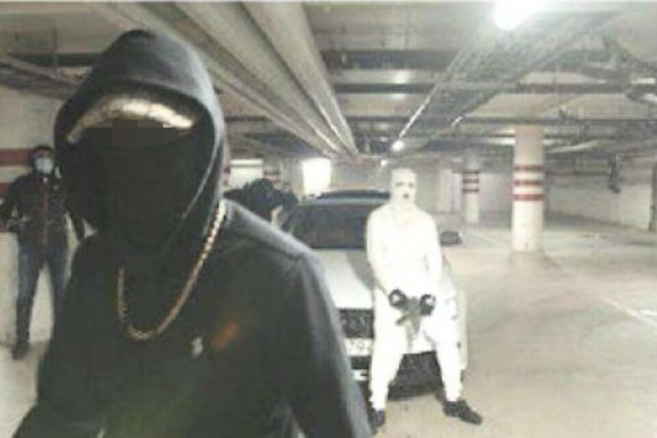 Bild från inspelningen av rapvideon. Den vita Audin är samma bil som användes vid skottlossningen vid en snabbmatsrestaurang i Botkyrka en tid senare, där en tolvårig flicka dödades.