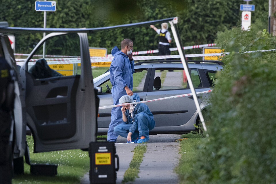 Polis och kriminaltekniker på plats efter att två människor skjutits ihjäl i en svenskregistrerad bil i Köpenhamnsförorten Herlev på tisdagskvällen.