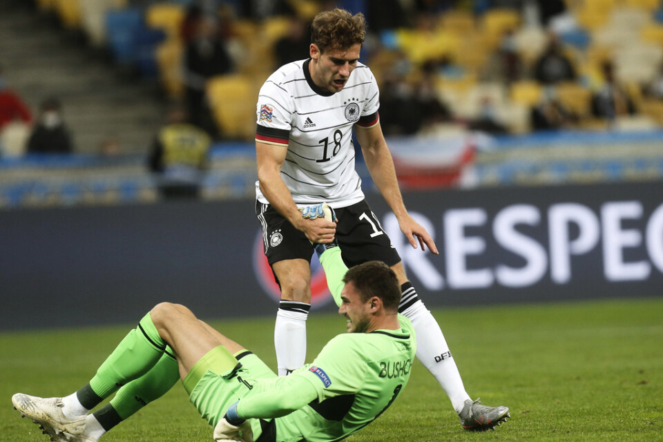Leon Goretzka nickade in 2–0 för Tyskland efter att Ukrainas målvakt Heorhii Bushchan snöpligt tappat bollen.