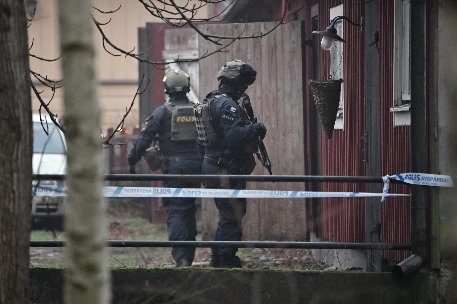 Polis gör ett tillslag på en gård utanför Hässleholm efter en explosion på Hässleholms Tekniska skola. 
Foto: Johan Nilsson / TT