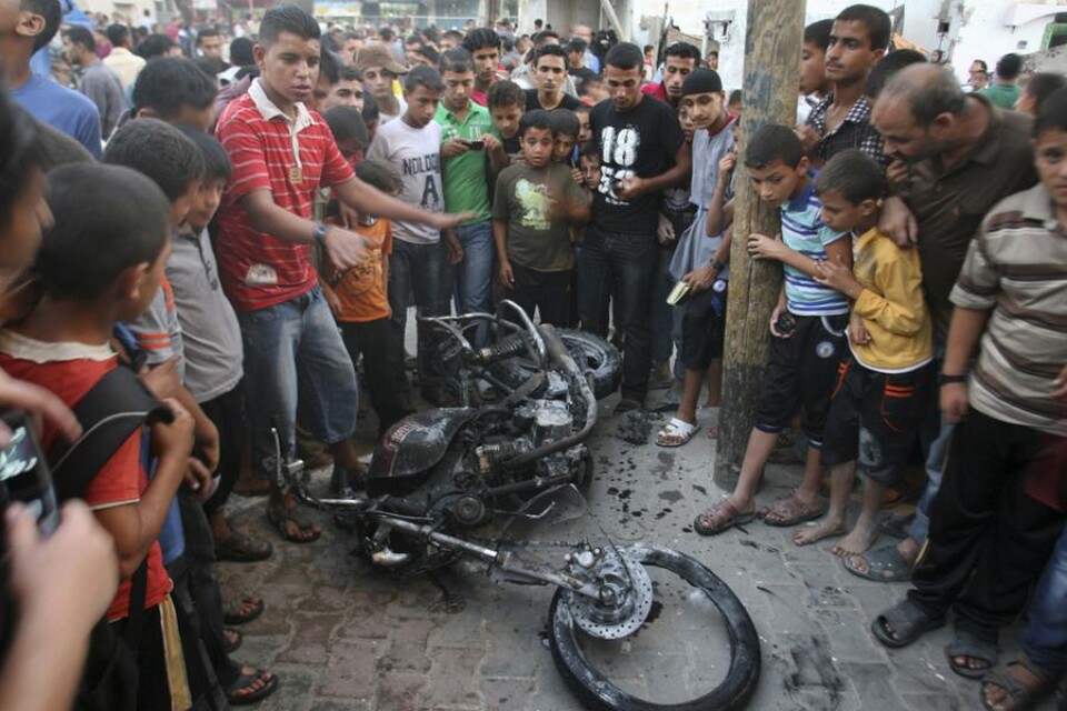 Den väpnade grenen av Hamas raketattack mot Israel ska ha varit ett svar på att ett israliskt stridsflyg skadat tio personer i staden Rafah på Gazaremsan.