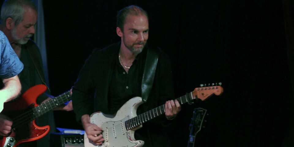 Kenn Bäckström fick ta emot bluespris under sin konsert