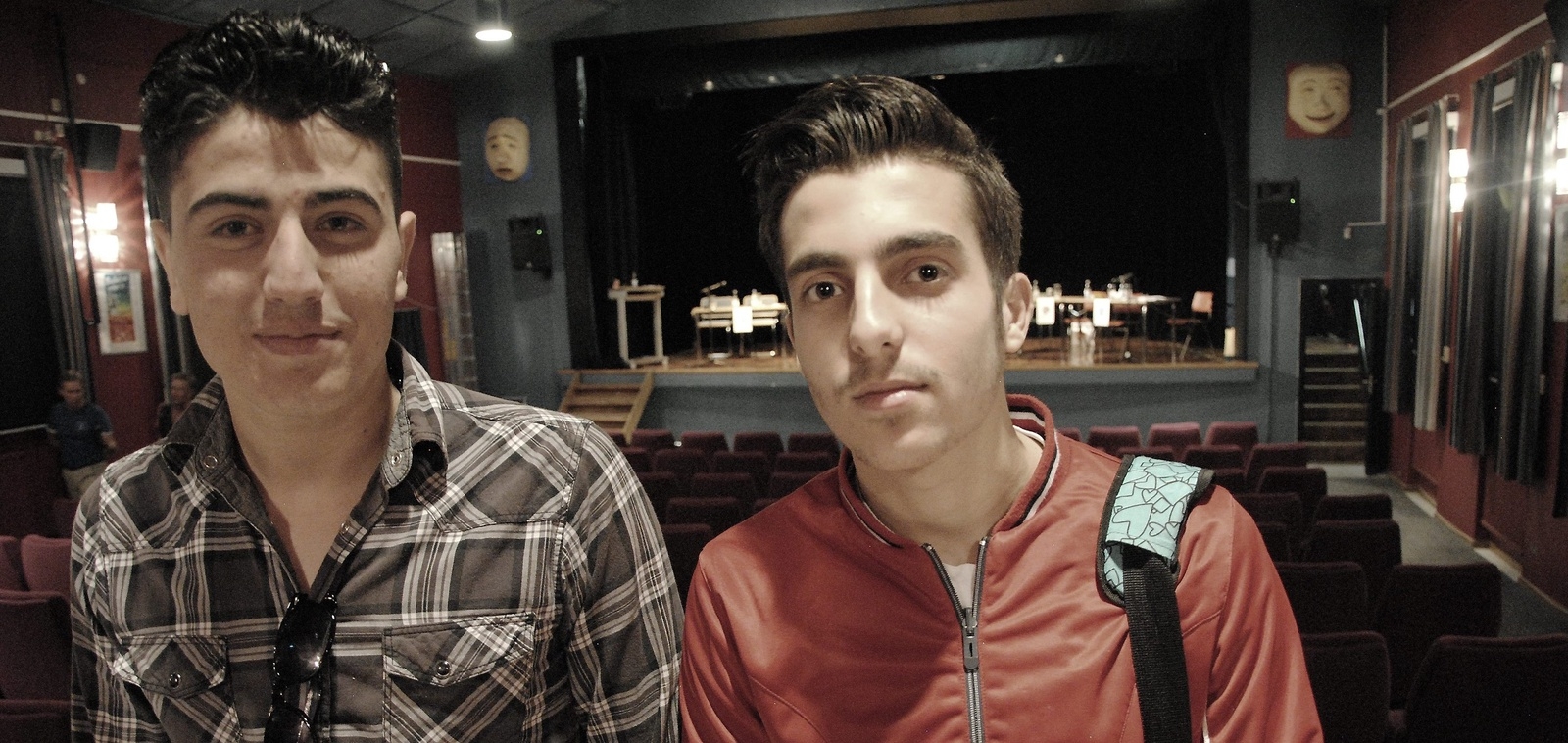 Hamza, 18, och Malek, 17, från Syrien följde politikernas debatt i Sibbhult.