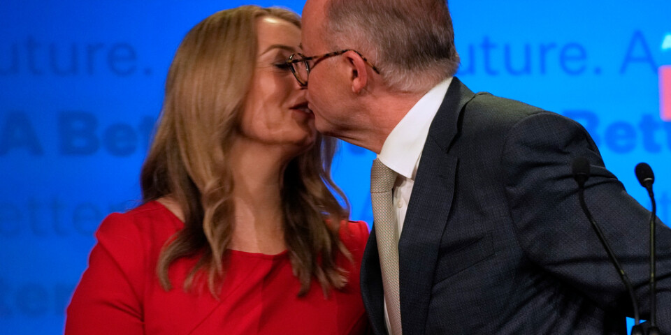 Australiens kommande premiärminister Anthony Albanese kysser sin flickvän Jodie Haydon efter att ha utropat sig till valets segrare.