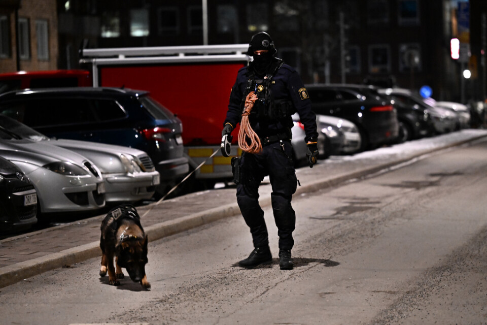 Polis med spårhund söker av området efter det att en man hittats skottskadad i stadsdelen Marieberg på Kungsholmen i Stockholm.