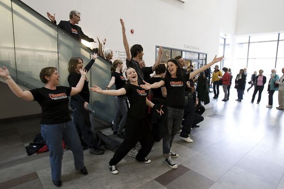 Ensemblen till Cabaret bröt ut i sång när folk köade för biljetter i kulturhuset i lördags. Foto: Jörgen Alström